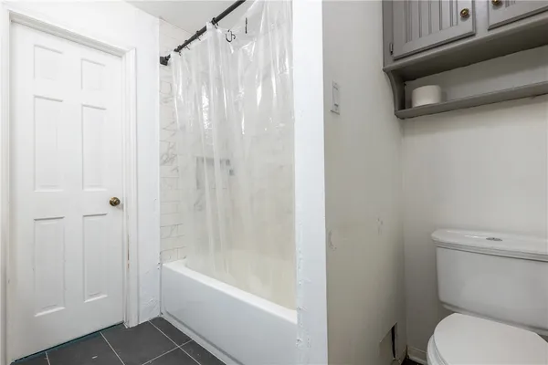 a bathroom with a toilet and a bathtub