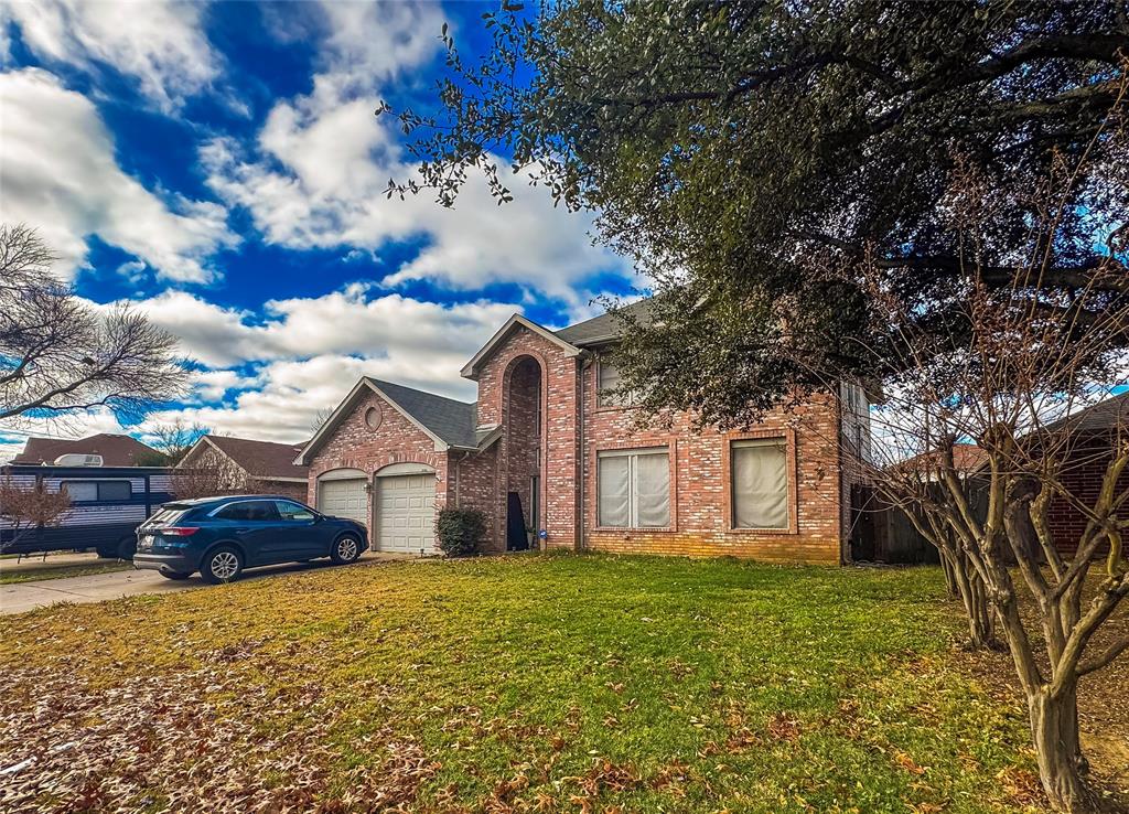 5510 Rolling Green Road Arlington, TX 76017 - Photo 2 of 19 a front view of a house with a garden