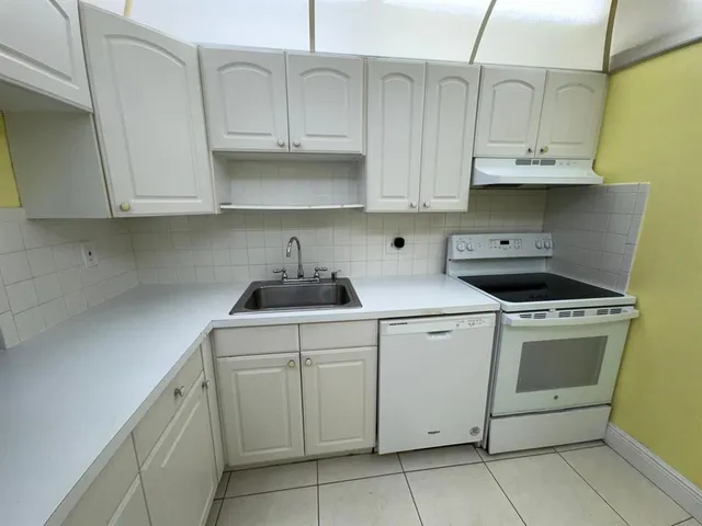 $1,500 | 7797 Golf Cir Drive, Unit 304, Margate, FL 33063