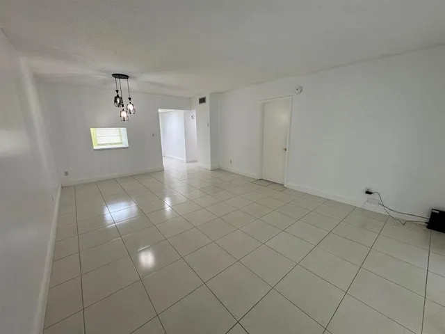 $1,500 | 7797 Golf Cir Drive, Unit 304, Margate, FL 33063