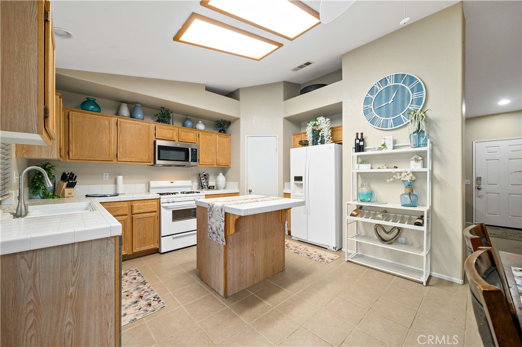 31577 Adour Way Winchester, CA 92596 - Photo 14 of 38