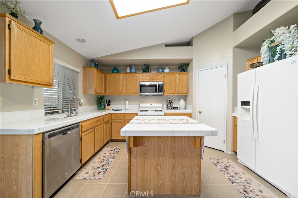 31577 Adour Way Winchester, CA 92596 - Photo 15 of 38