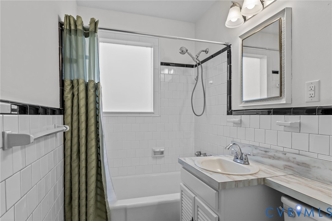 1606 Princeton Road Richmond, VA 23227 - Photo 19 of 52 a bathroom with a bathtub a sink and a mirror