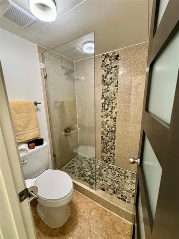 a view of room with window and ceiling fan