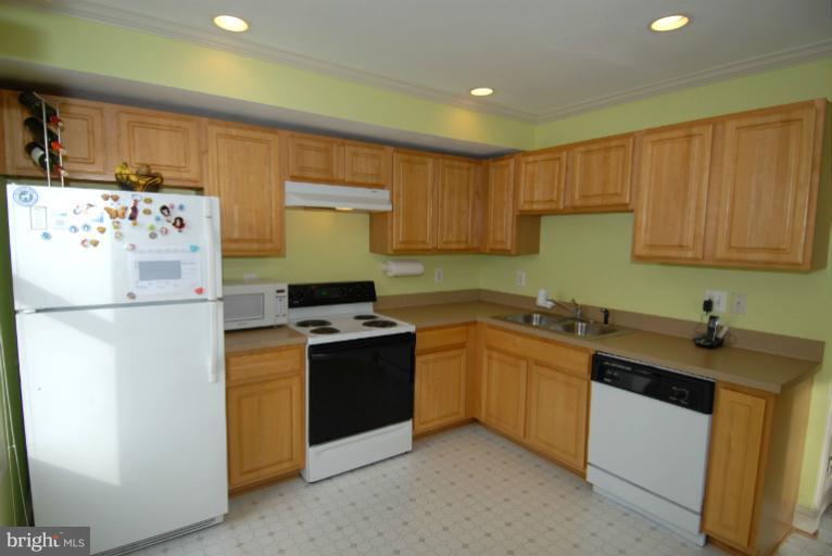 104 Dry Mill Road Southwest, Unit 201 Leesburg, VA 20175 - Photo 2 of 18 Kitchen