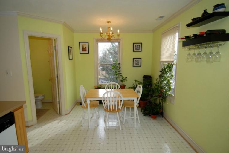 104 Dry Mill Road Southwest, Unit 201 Leesburg, VA 20175 - Photo 16 of 18 Eat-In Kitchen