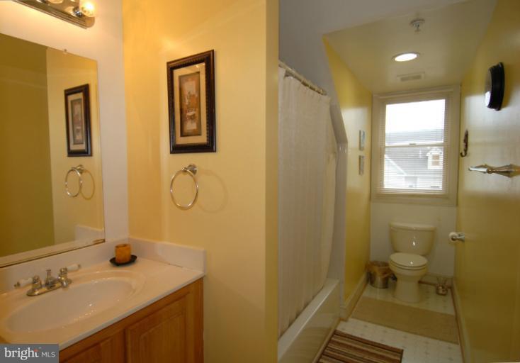 104 Dry Mill Road Southwest, Unit 201 Leesburg, VA 20175 - Photo 3 of 18 Bath