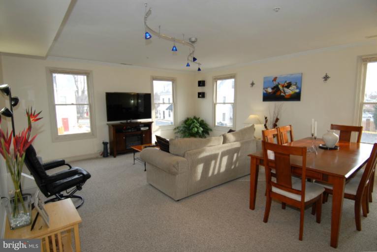 104 Dry Mill Road Southwest, Unit 201 Leesburg, VA 20175 - Photo 10 of 18 Living Room