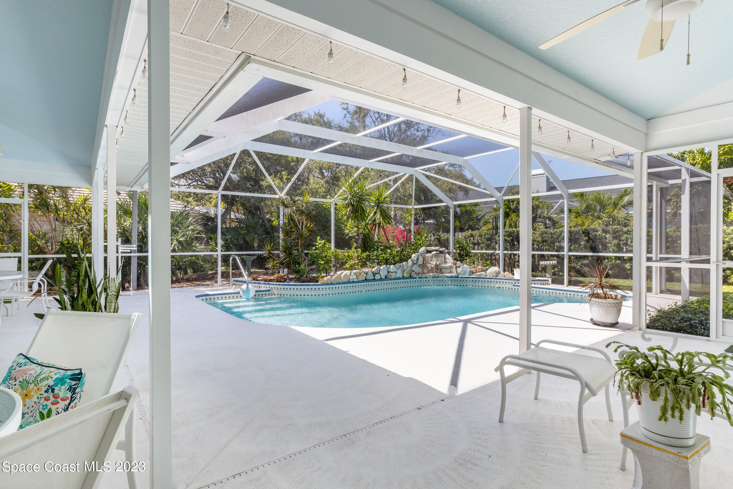 442 Sanderling Drive Indialantic, FL 32903 - Photo 38 of 45 a view of a patio with a table and chairs under an umbrella