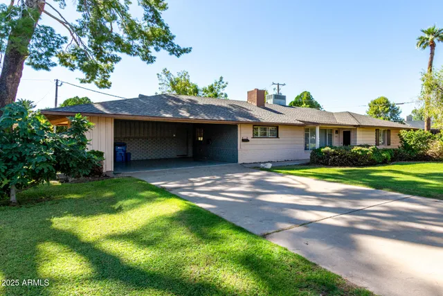 a view of an house with backyard and swimming pool
