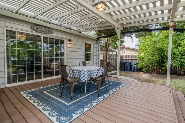 a view of a chair and table in the backyard