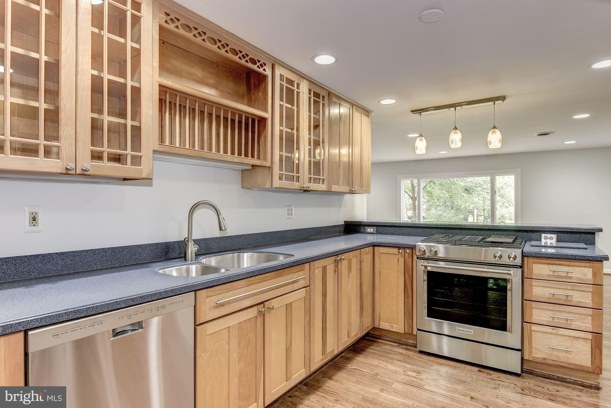 7729 Schelhorn Road Alexandria, VA 22306 - Photo 6 of 30 Chef will love the downdraft gas oven