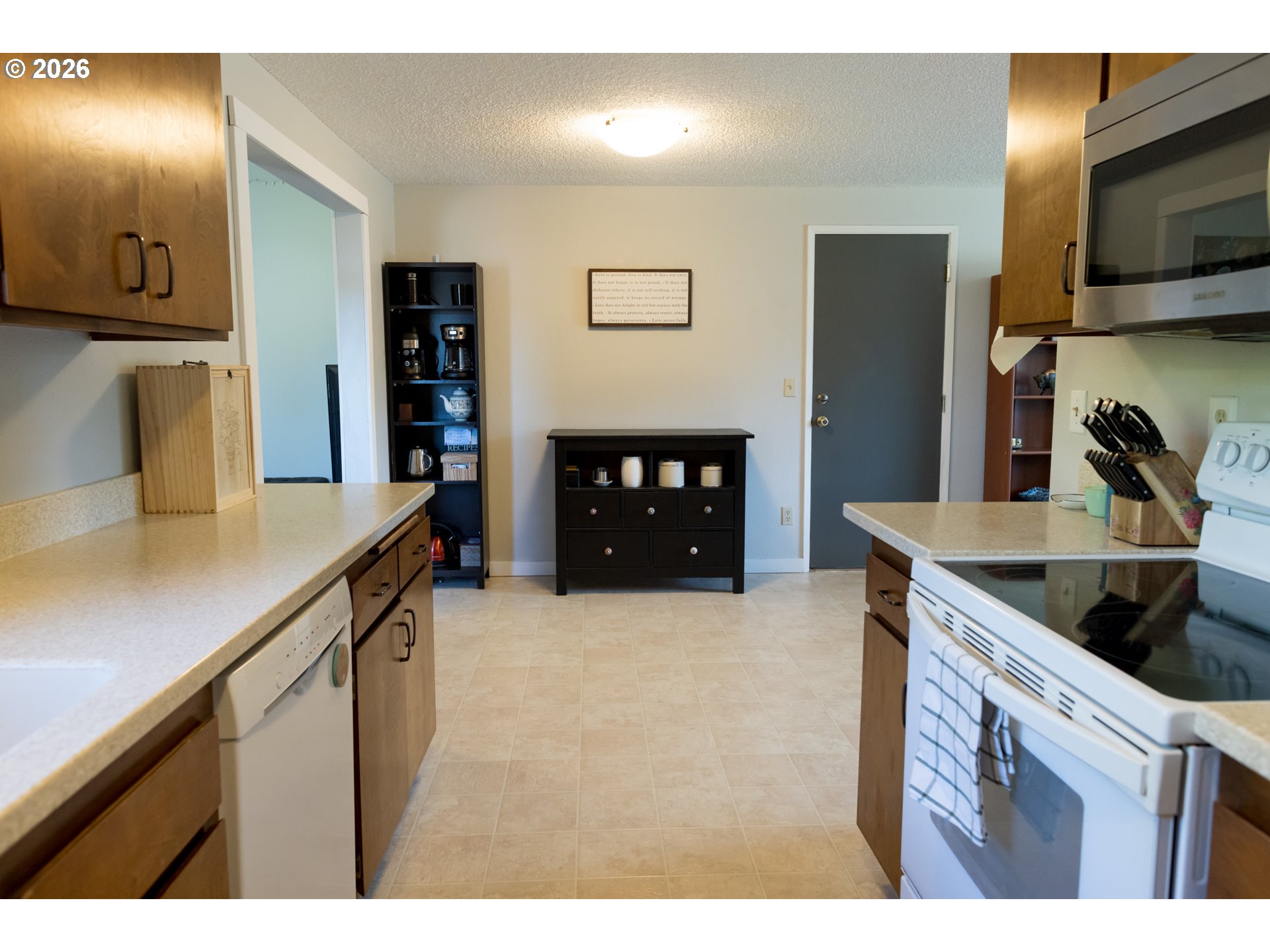 420 Juniper Street Florence, OR 97439 - Photo 13 of 34 a kitchen with granite countertop a refrigerator and a sink