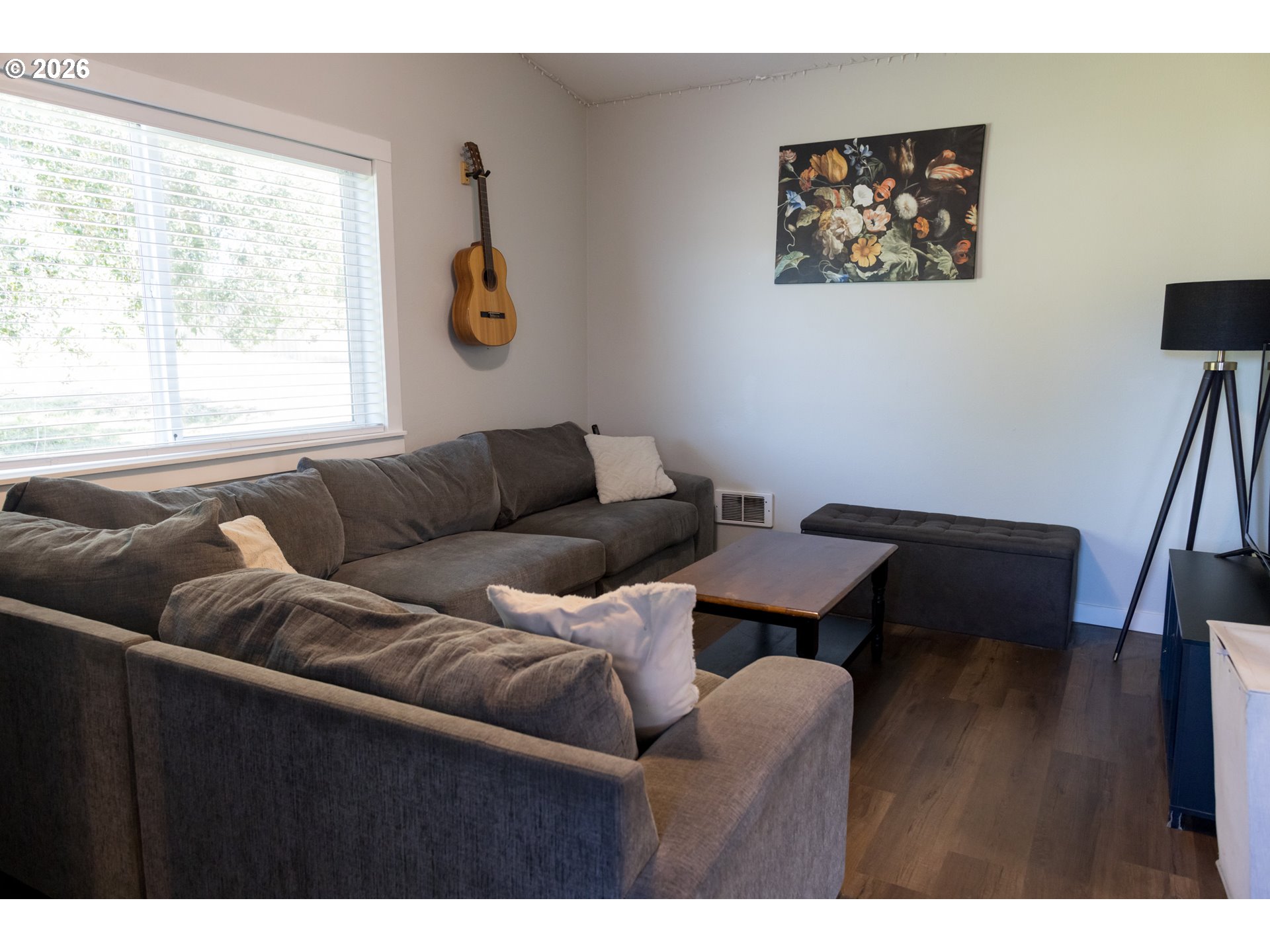 420 Juniper Street Florence, OR 97439 - Photo 15 of 34 a living room with furniture and a window