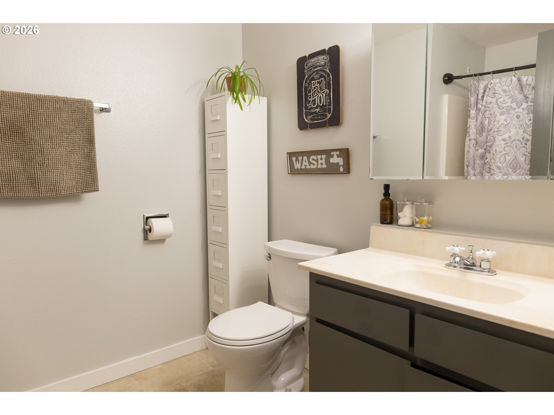 420 Juniper Street Florence, OR 97439 - Photo 18 of 34 a bathroom with a toilet a sink and a mirror