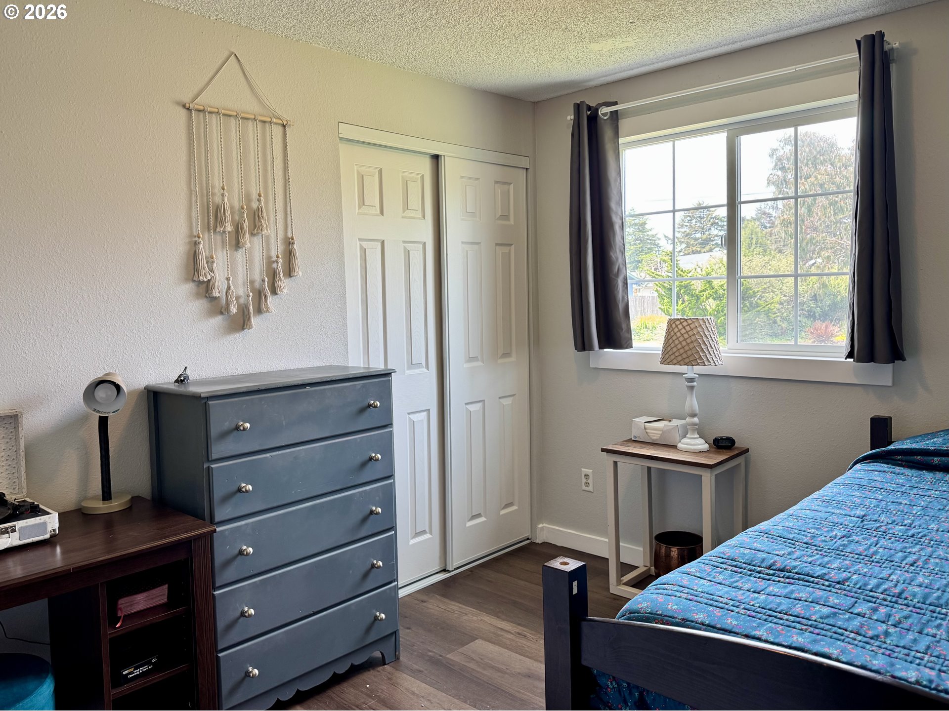 420 Juniper Street Florence, OR 97439 - Photo 19 of 34 a bedroom with a bed and a window