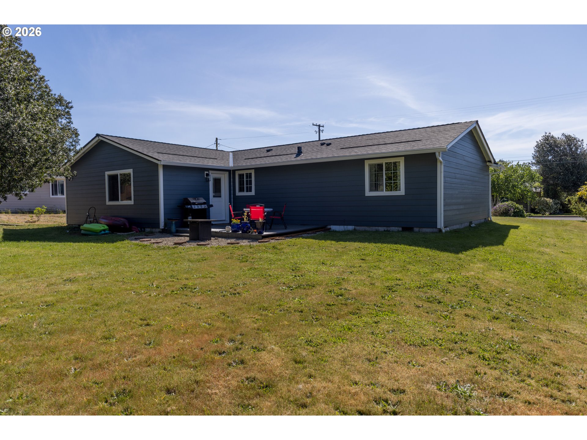 420 Juniper Street Florence, OR 97439 - Photo 29 of 34 a view of a house with a yard and garage
