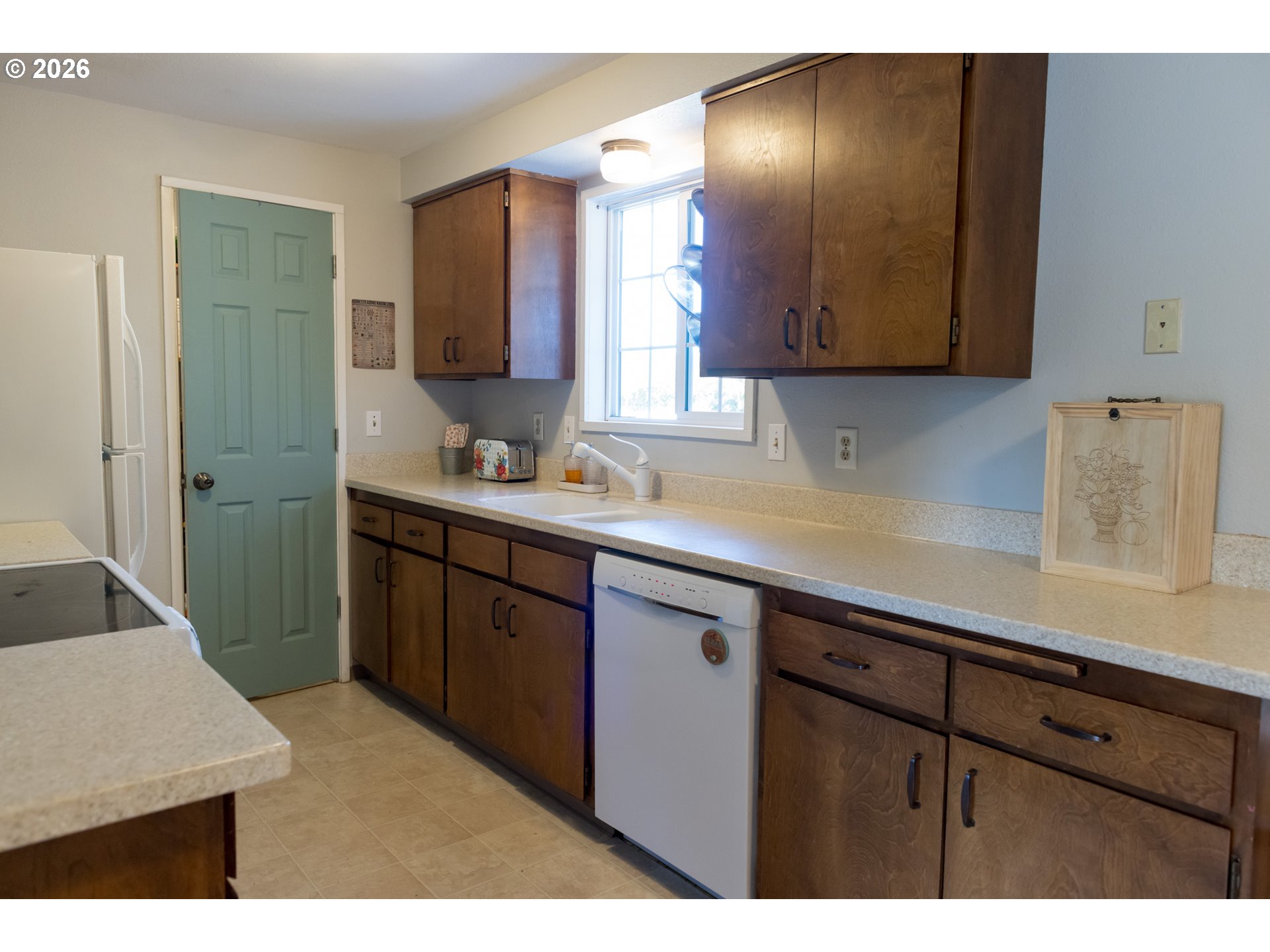 420 Juniper Street Florence, OR 97439 - Photo 10 of 34 a kitchen with a sink and a mirror