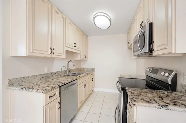 $3,100 | 121 Sinclair Avenue, Unit 206, Glendale, CA 91206