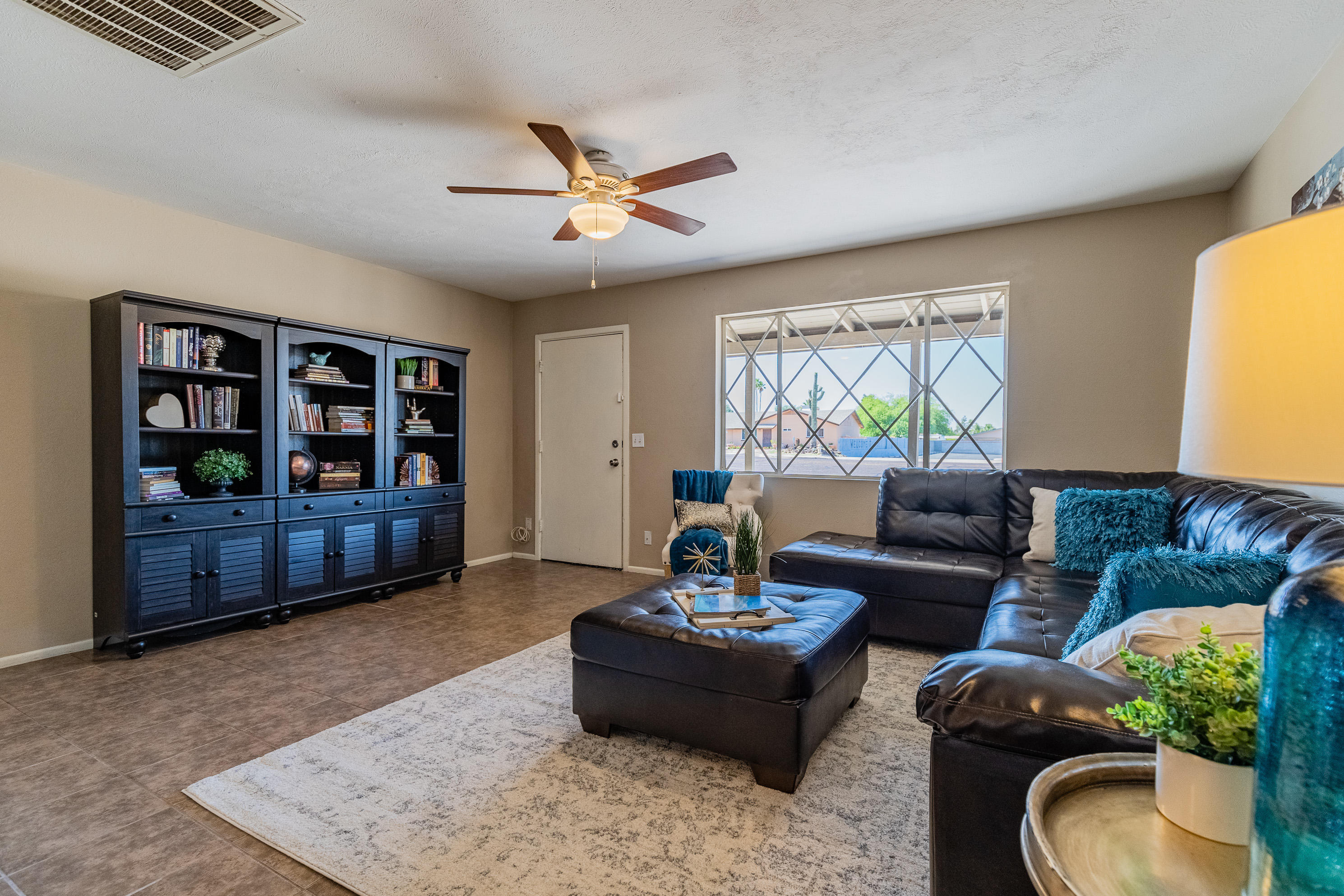 3036 West Cactus Road Phoenix, AZ 85029 - Photo 2 of 20 Living Room