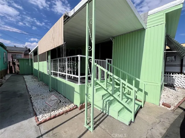 a view of a backyard with pathway