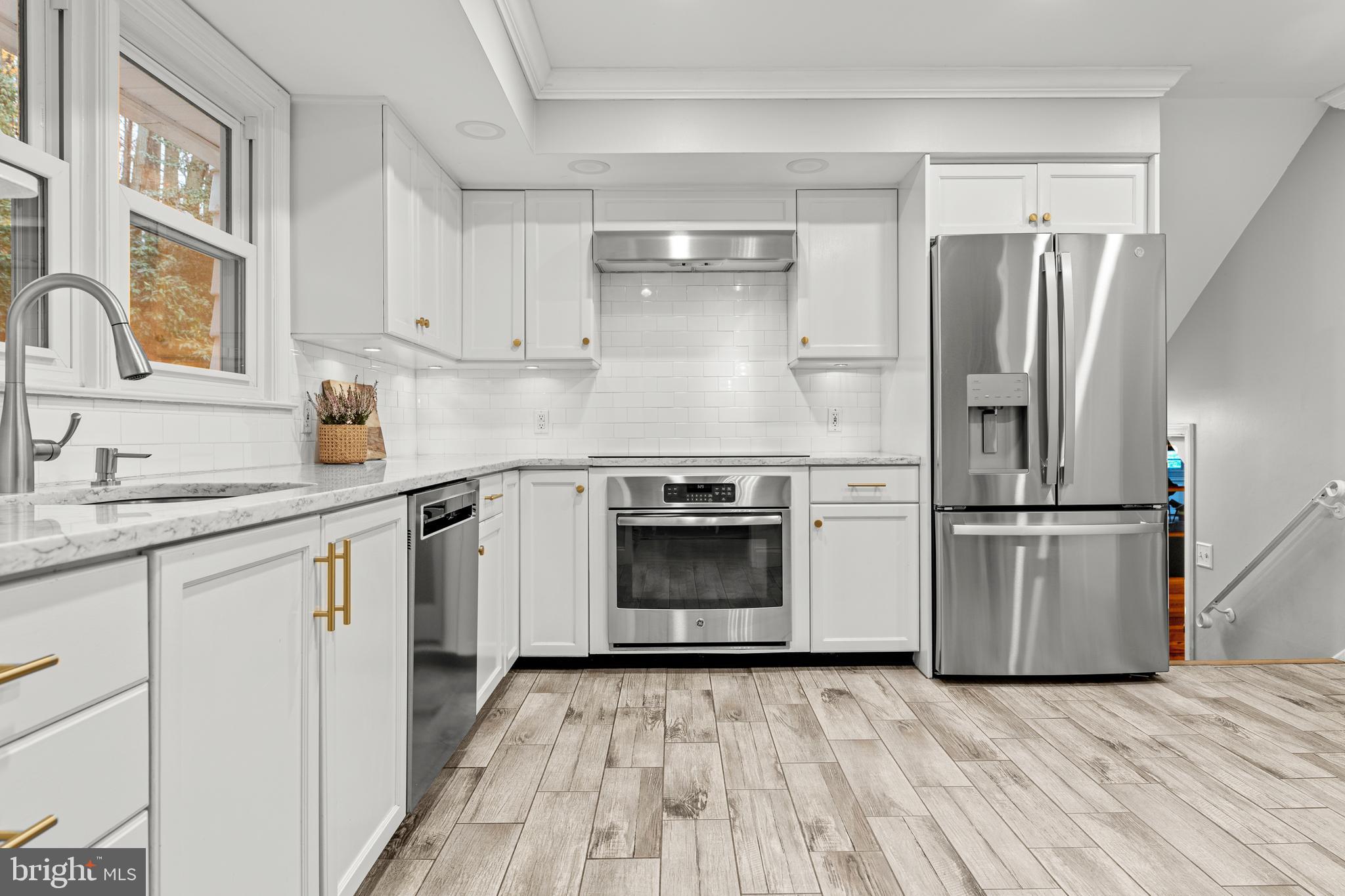 476 Upper Weadley Road Wayne, PA 19087 - Photo 13 of 45 a kitchen with a stove refrigerator and a sink
