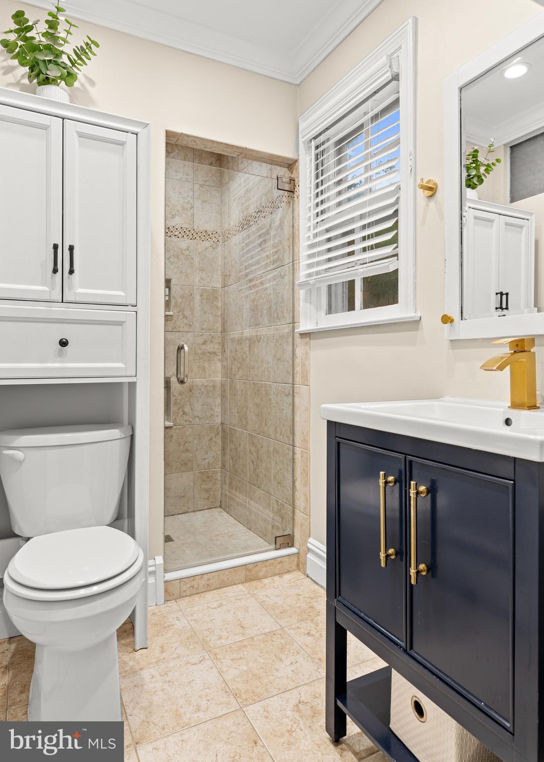 476 Upper Weadley Road Wayne, PA 19087 - Photo 25 of 45 a bathroom with a toilet a sink and bathtub
