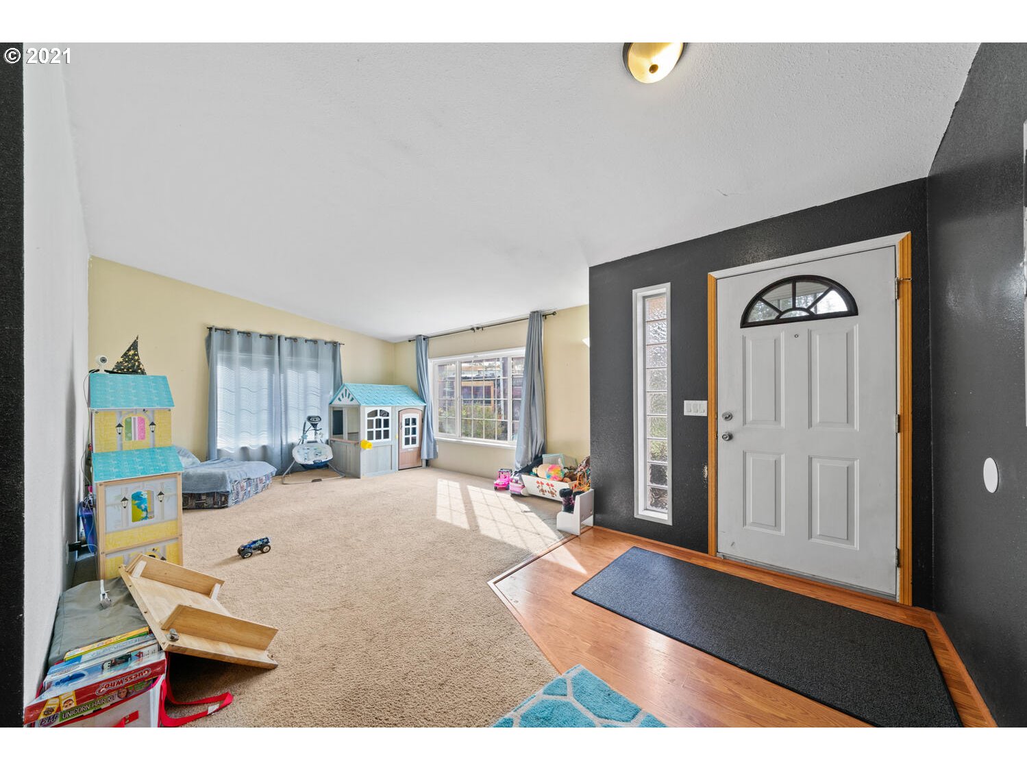 15639 South Fawn View Way Molalla, OR 97038 - Photo 5 of 11 a living room with furniture and a window