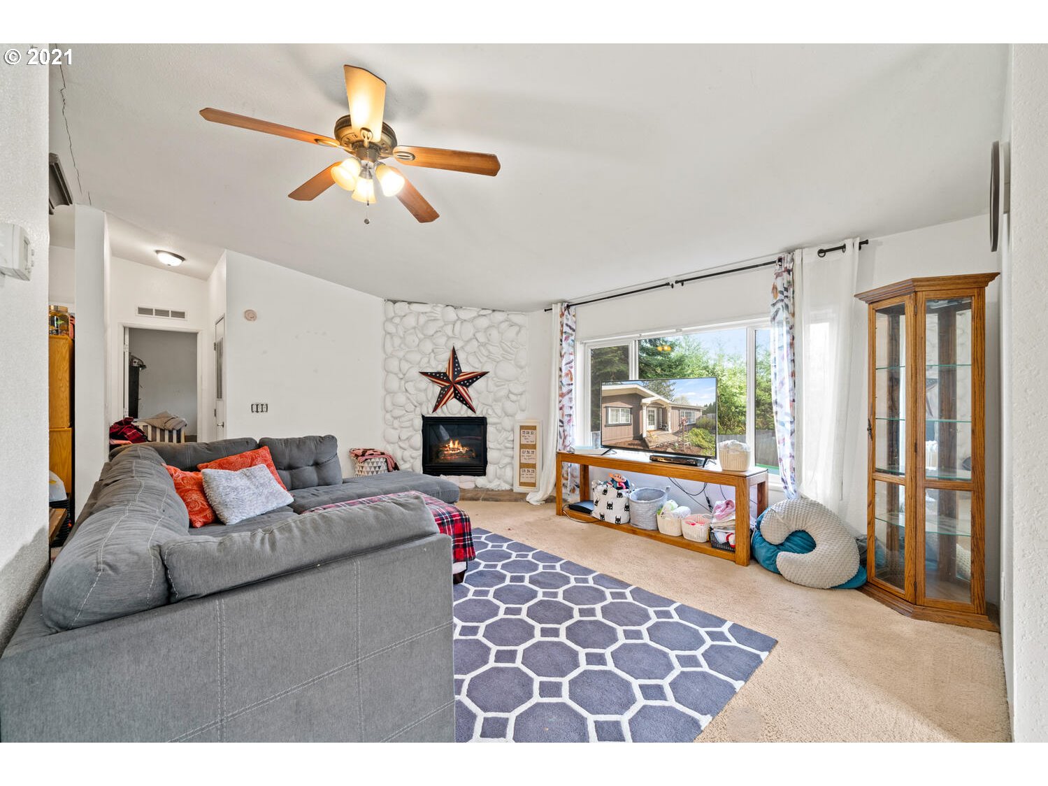 15639 South Fawn View Way Molalla, OR 97038 - Photo 6 of 11 a living room with furniture and a flat screen tv