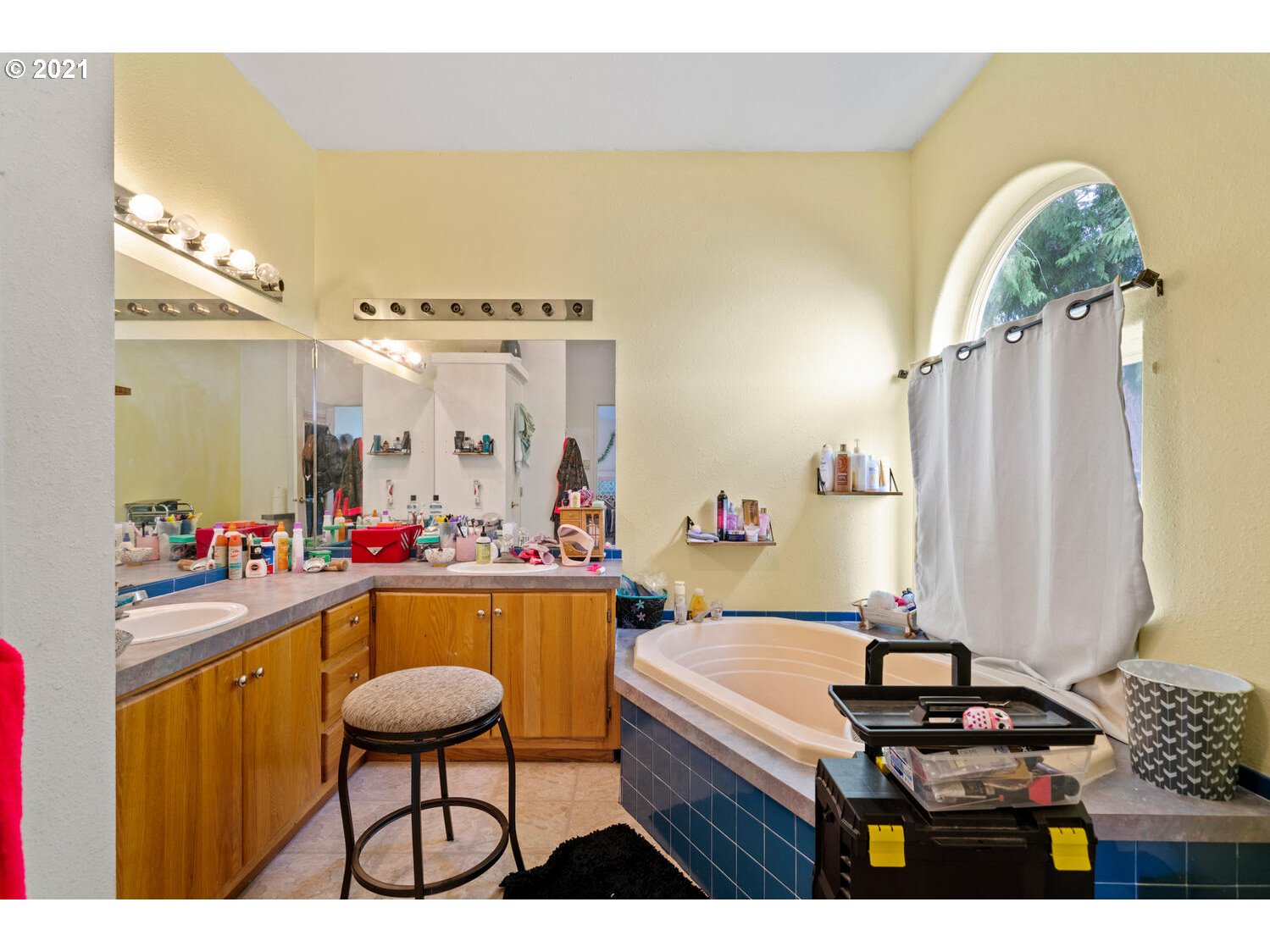 15639 South Fawn View Way Molalla, OR 97038 - Photo 8 of 11 a room with furniture and a mirror