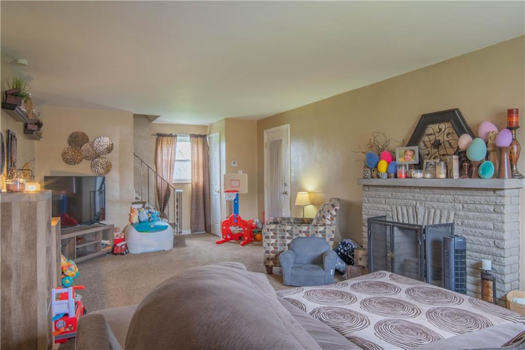 164-166 Lindsay Road Carnegie, PA 15106 - Photo 2 of 31 Living room
