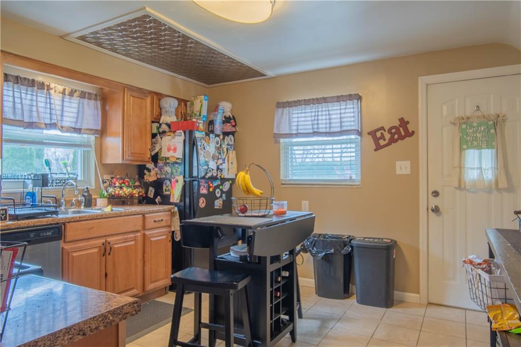 164-166 Lindsay Road Carnegie, PA 15106 - Photo 6 of 31 Kitchen