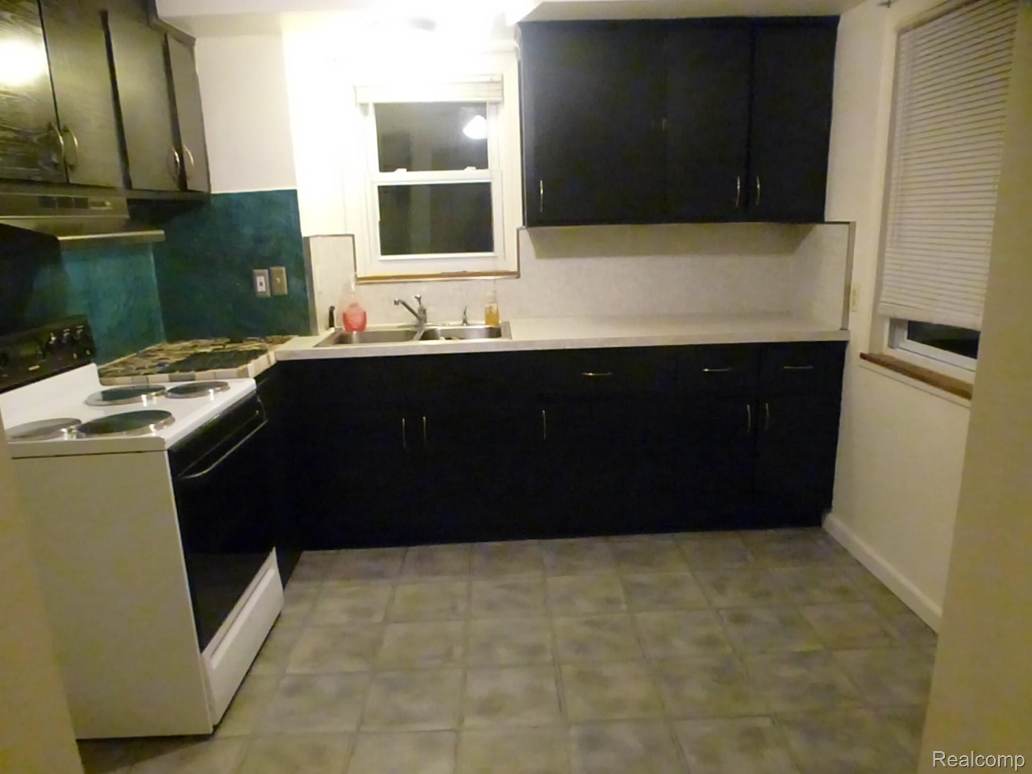 8651 Harding Street Center Line, MI 48015 - Photo 11 of 43 179.JPG