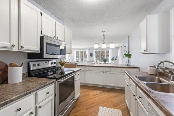 $450,000 | 4626 Lenore Lane, Eagan, MN 55122