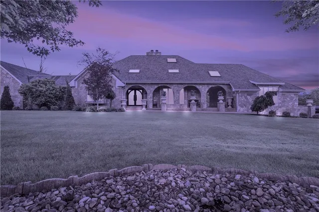 a view of a house with a yard
