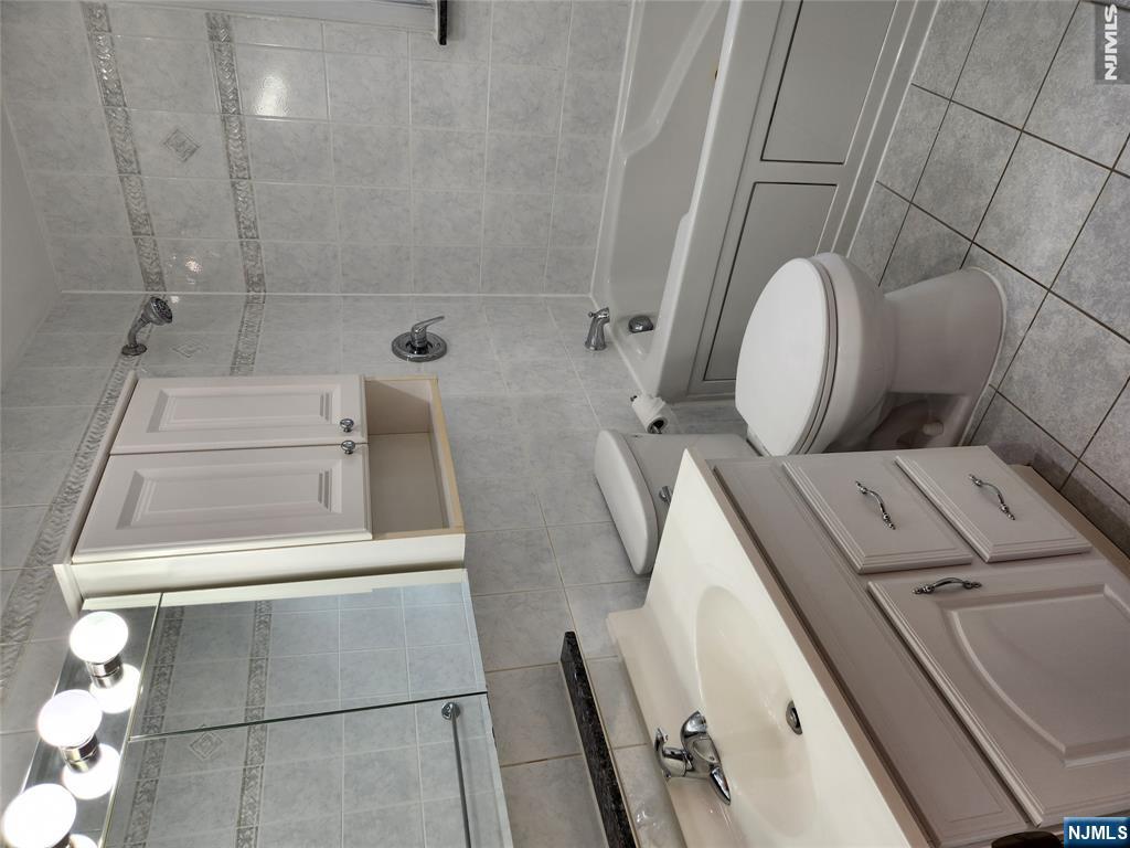 561 Green Valley Road Paramus, NJ 07652 - Photo 12 of 28