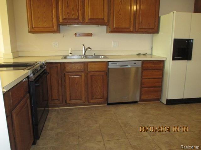 694 Tennyson, Unit 5 Rochester, MI 48307 - Photo 2 of 13 IMG_1220.jpg