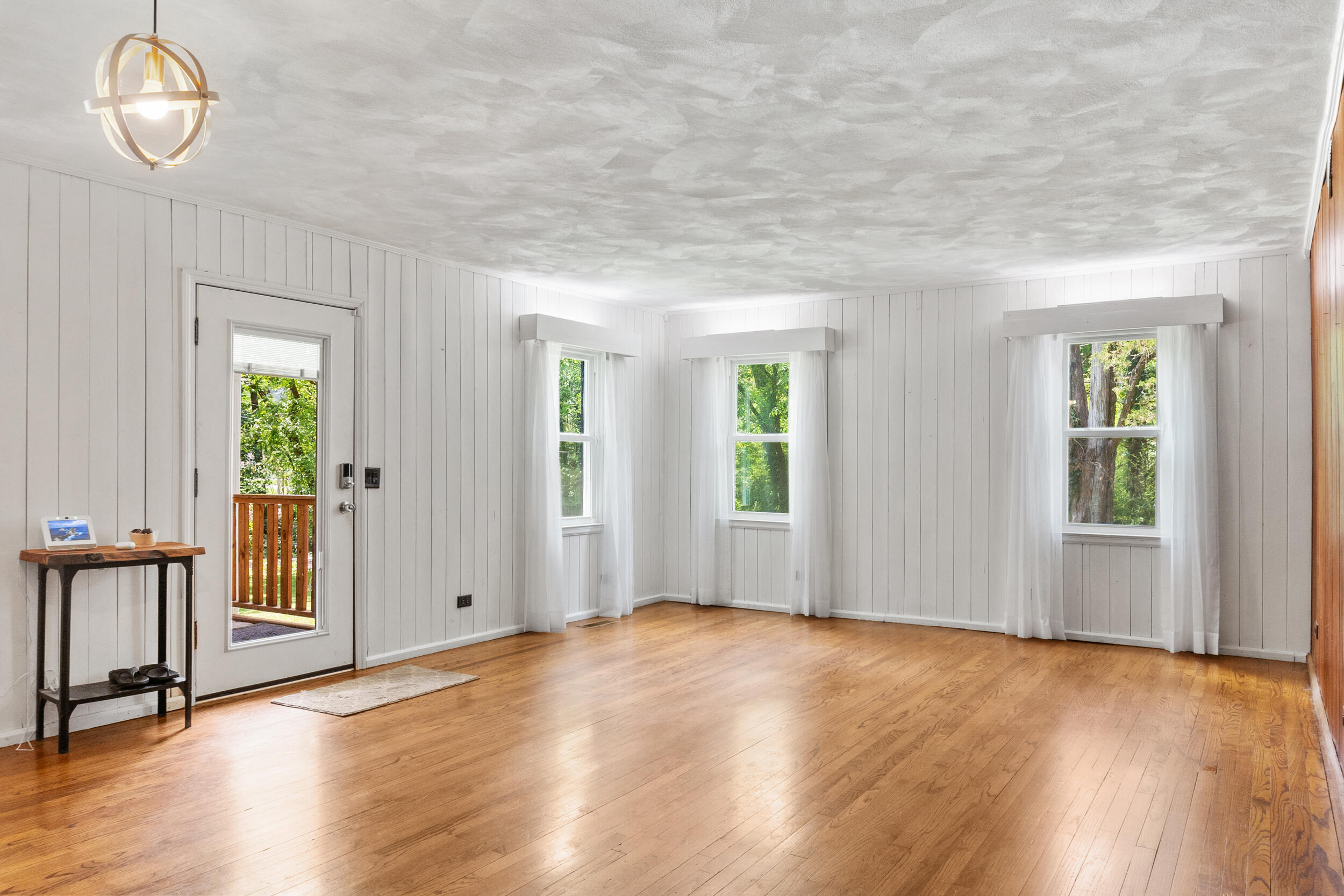 4311 Kellys Ferry Road Chattanooga, TN 37419 - Photo 3 of 33 Living Room 1
