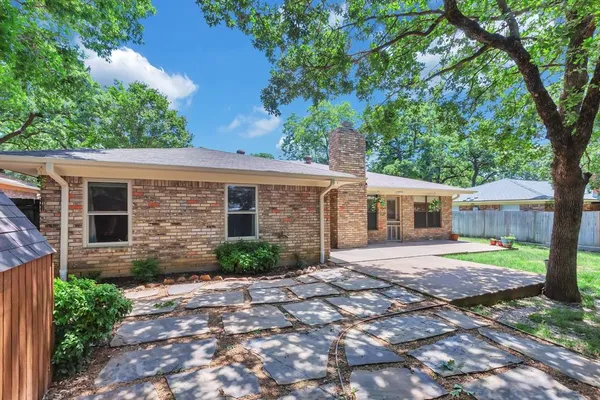 $2,850 | 2717 Meadow Green, Bedford, TX 76021