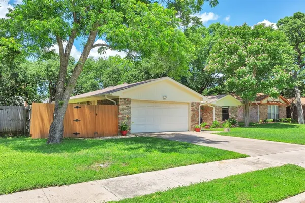 $2,850 | 2717 Meadow Green, Bedford, TX 76021