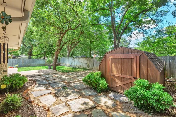 $2,850 | 2717 Meadow Green, Bedford, TX 76021