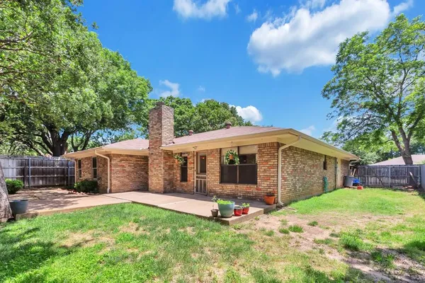 $2,850 | 2717 Meadow Green, Bedford, TX 76021