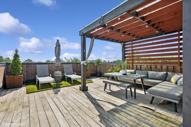 $549,000 | 2742 North Hamlin Avenue, Unit 3N, Chicago, IL 60647