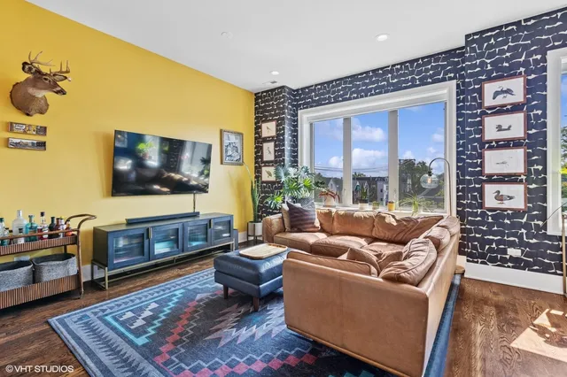 $549,000 | 2742 North Hamlin Avenue, Unit 3N, Chicago, IL 60647