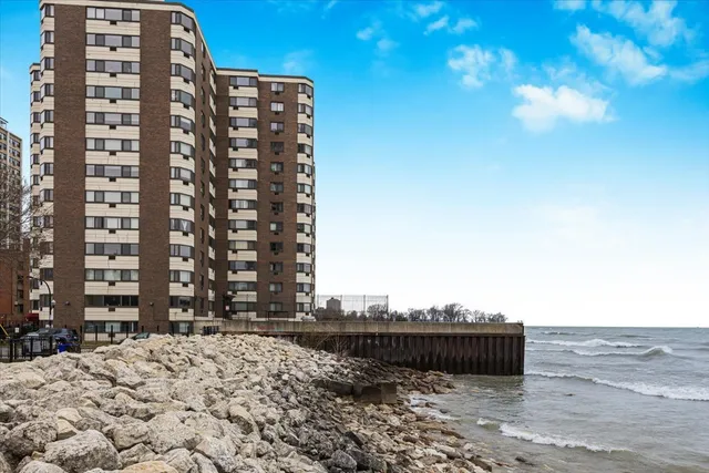 $2,000 | 7337 South South Shore Drive, Unit 902, Chicago, IL 60649