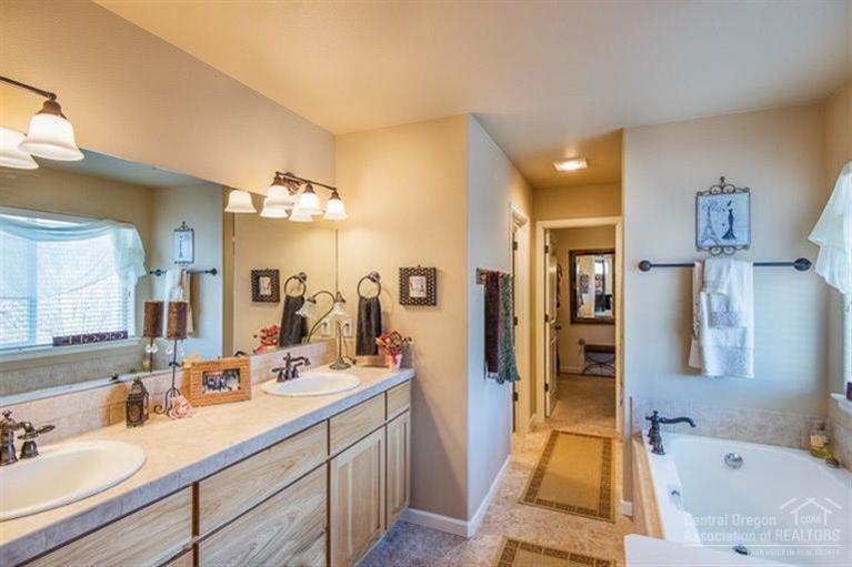 61289 Splendor Lane Bend, OR 97702 - Photo 4 of 25 Light and bright master bathroom with do