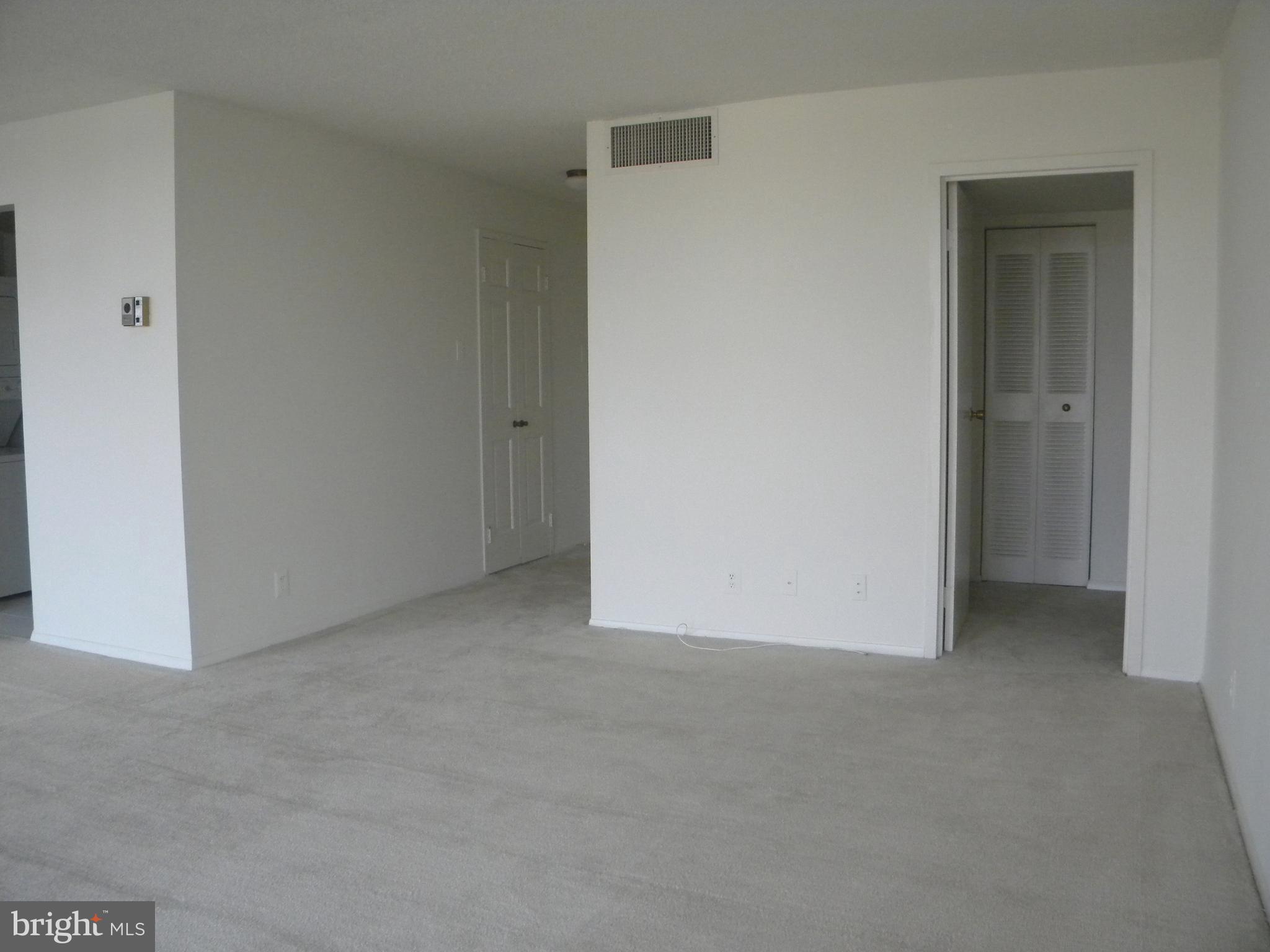 6800 Fleetwood Road, Unit 421 McLean, VA 22101 - Photo 6 of 24 Living Room