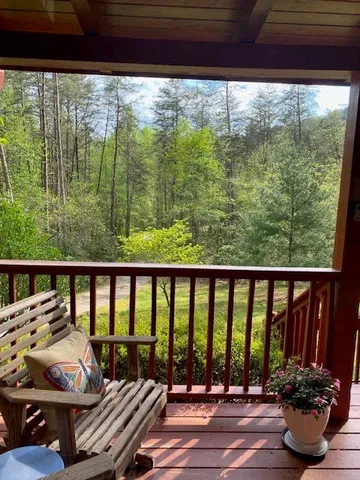 a view of sitting area with furniture