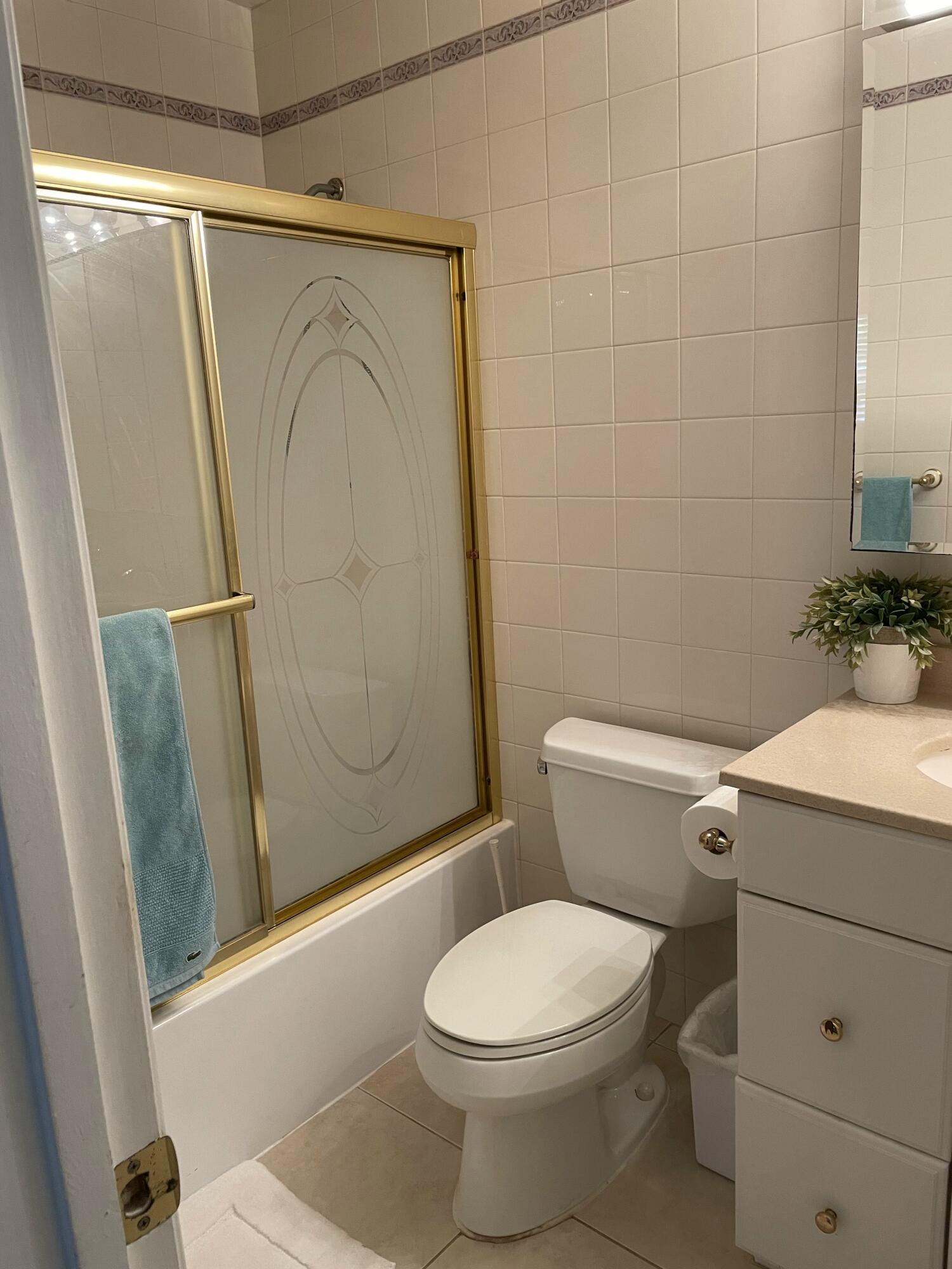 9408 Gettysburg Road Boca Raton, FL 33434 - Photo 15 of 17 Bathroom Hallway