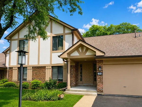 $2,300 | 908 Knottingham Drive, Unit 1A, Schaumburg, IL 60193